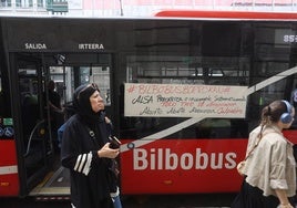 Usuarios esperan un bilbobus durante una jornada de huelga.