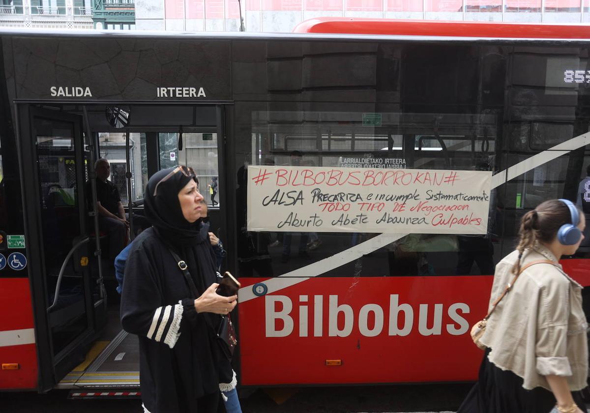 Usuarios esperan un bilbobus durante una jornada de huelga.