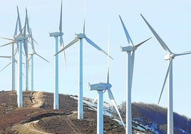 Molinos eólicos en la sierra de Elgea, uno de los parques que funcionan actualmente en Euskadi.