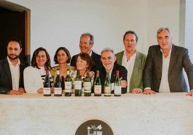 Luis Gutiérrez (en el centro) con los representantes de las bodegas y los vinos de la cata.