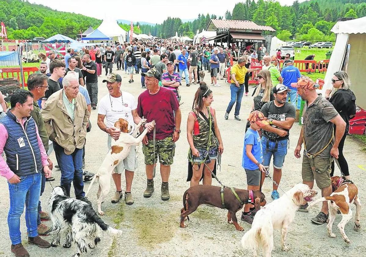 Miles de aficionados asistieron el año pasado en Dima a la fiesta de la Asociación de Cazadores y Pescadores Vascos.