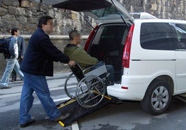 Una persona en silla de ruedas en un taxi adaptado.