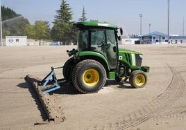 Labores de plantado del césped natural en uno de los campos de Ibaia.