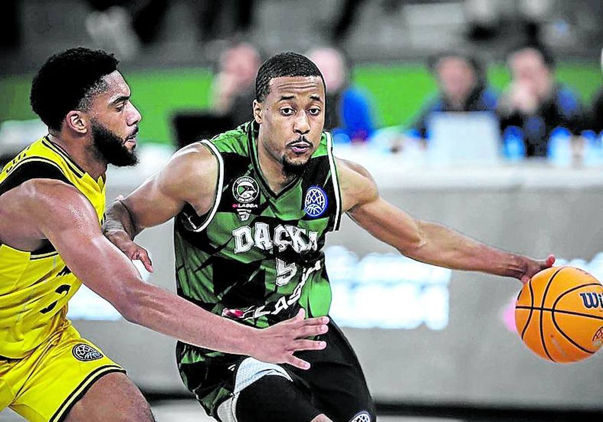 Ali Abdur lleva el balón en un partido con el Darussafaka turco.