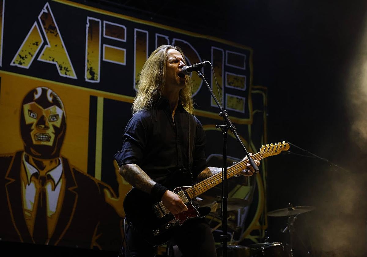 Bonafide emulan a AC/DC para cerrar la primera jornada