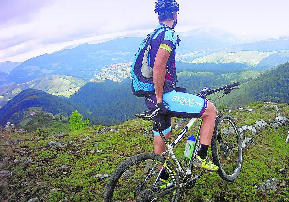 Un ciclista observa las espectaculares vistas, en un momento de la ruta.