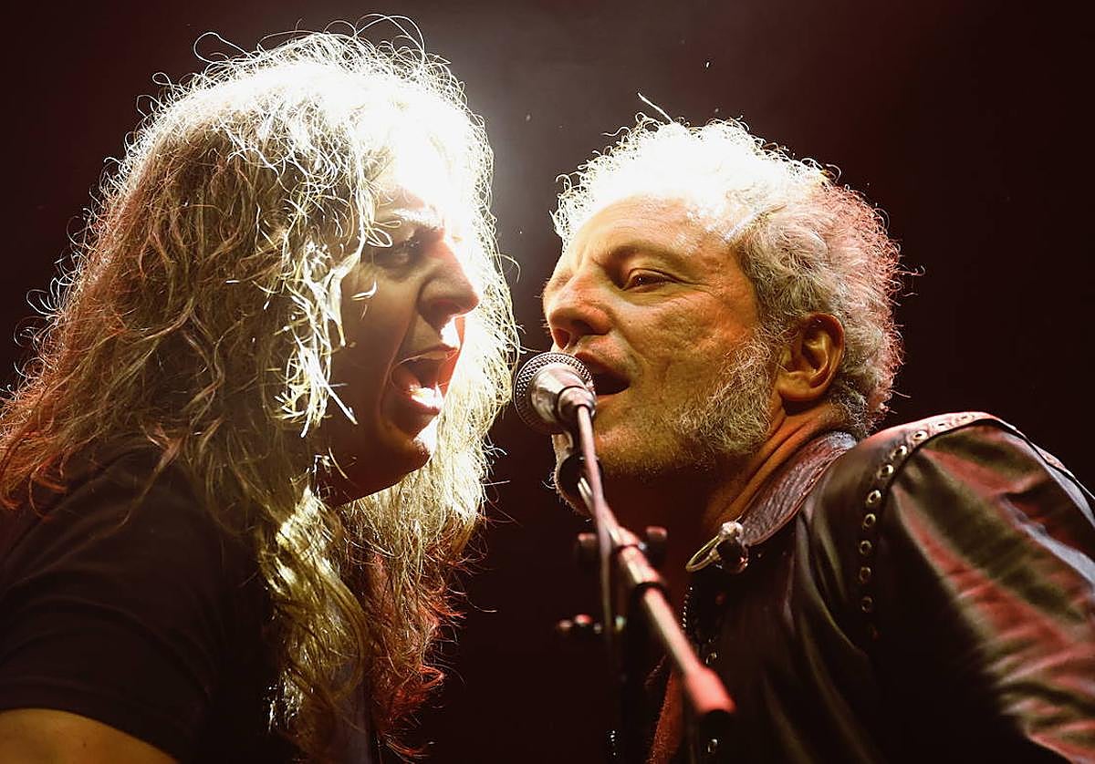 Carlos Tarque con el guitarrista Carlos Raya (izquierda).