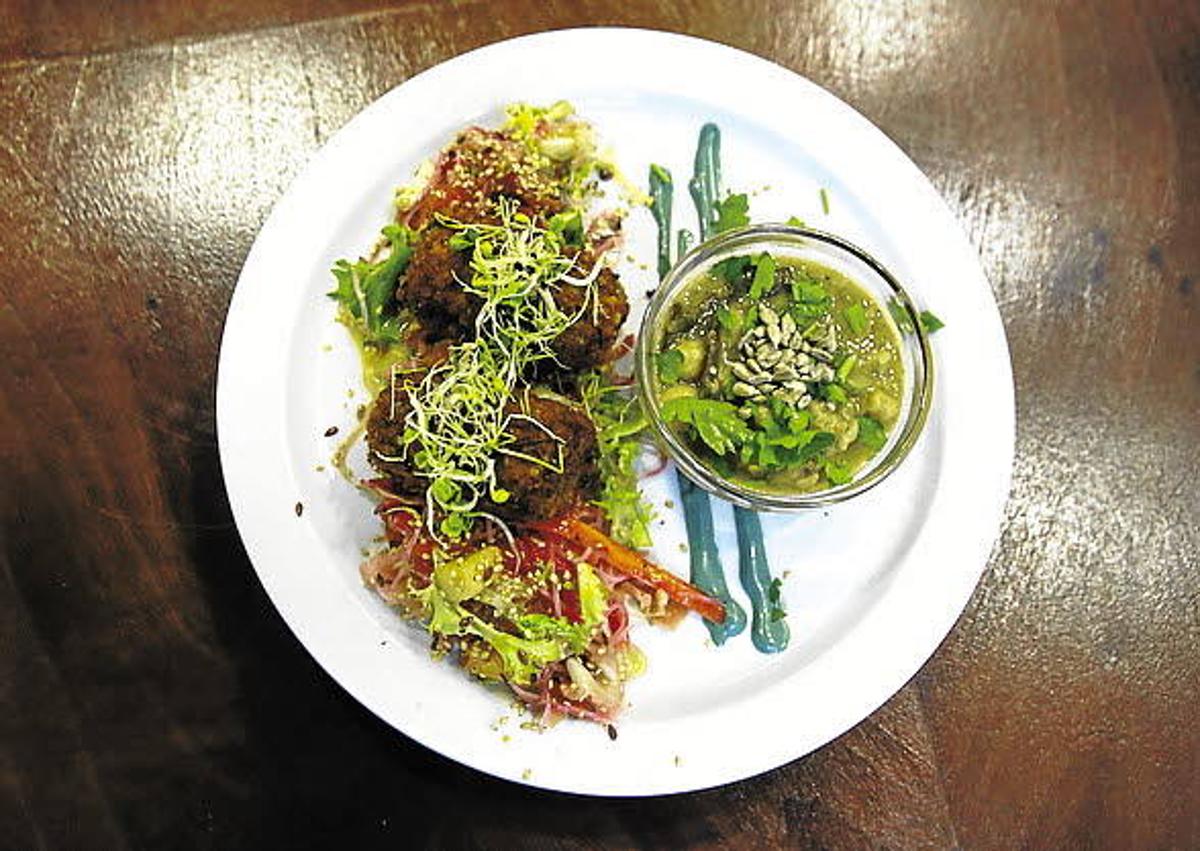 Imagen secundaria 1 - Ernesto García, cocinero del Beganbai. Dos platos del restaurante: (1) Croquetas de basmati con setas y castañas sobre ensalada de vermicelles y estofado de garbanzos con spagetti de mar. (2) Wok de daikon con setas shiitake y rúcula.