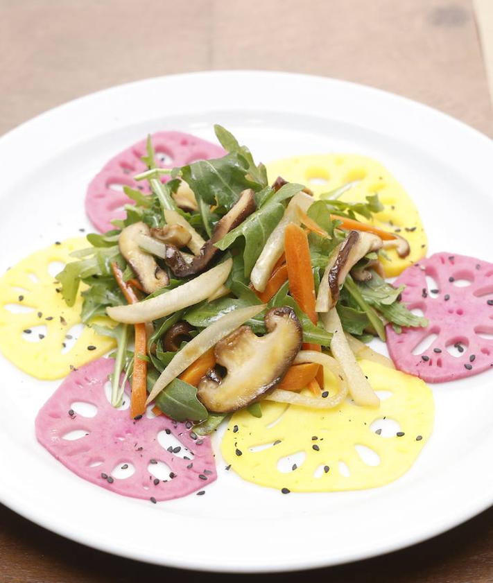 Imagen secundaria 2 - Ernesto García, cocinero del Beganbai. Dos platos del restaurante: (1) Croquetas de basmati con setas y castañas sobre ensalada de vermicelles y estofado de garbanzos con spagetti de mar. (2) Wok de daikon con setas shiitake y rúcula.