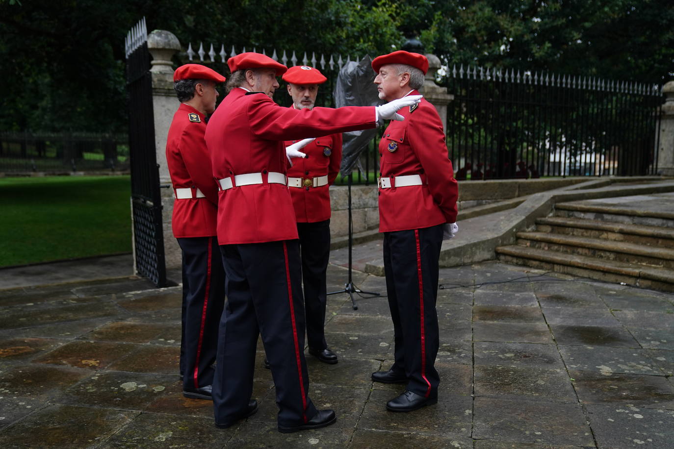 Los ertzainas conversan antes del acto.