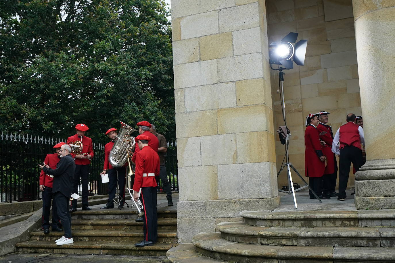 Miembros de la banda de la Ertzaintza antes del acto.