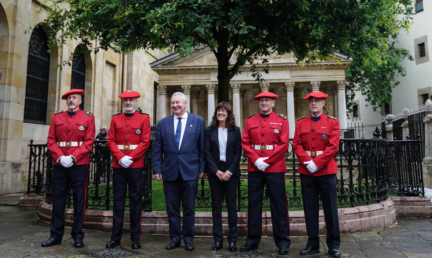 Rodrigo Gartzia, viceconsejero de Seguridad, y Victoria Landa, directora de la Ertzaintza, en el centro, con otros miembros del Departamento de Seguridad.