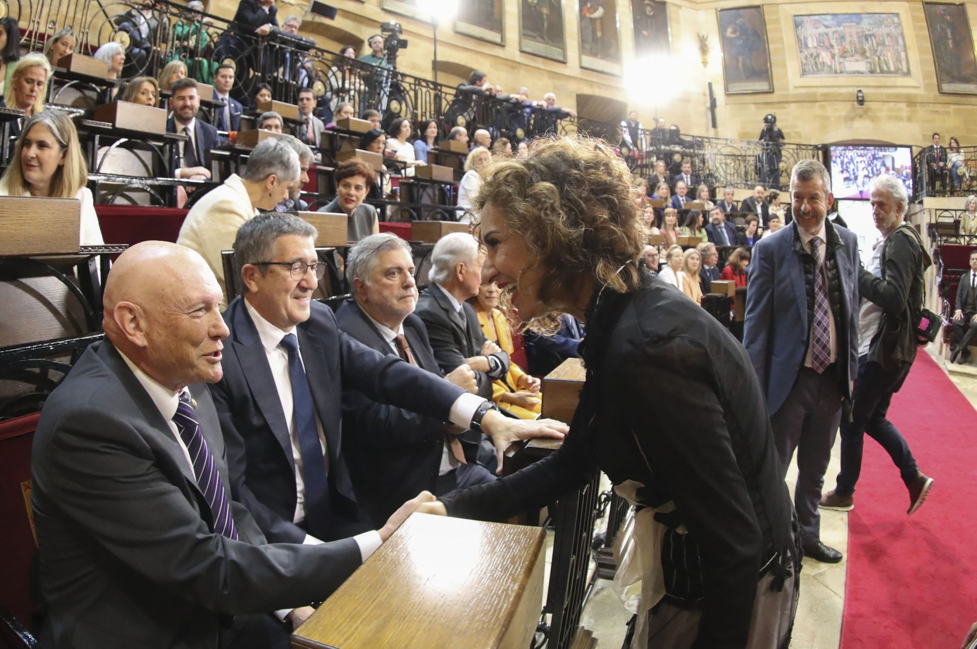 María Jesús Montero, vicepresidenta del Gobierno, junto a Juan José Ibarretxe y Patxi López.