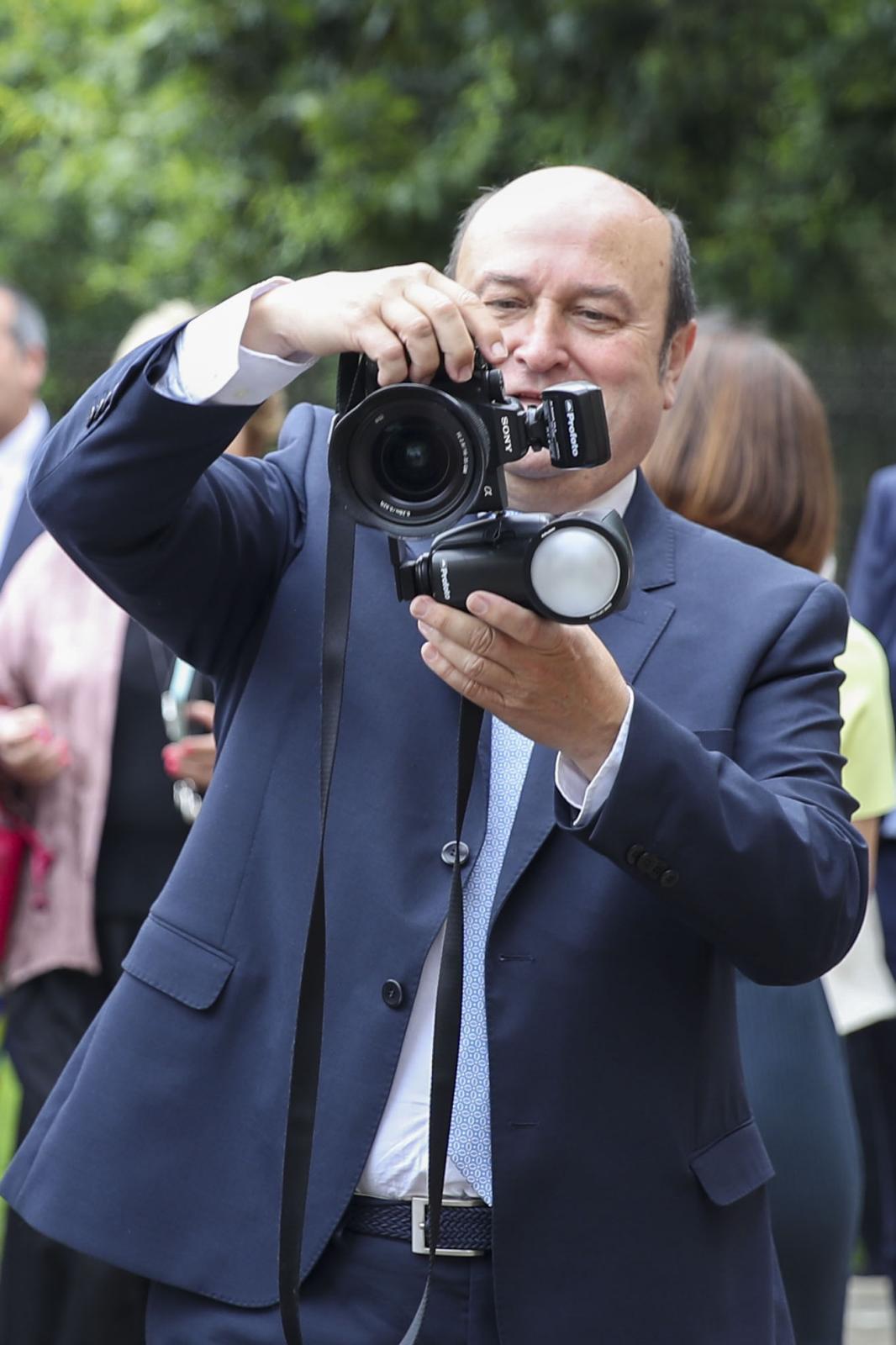 El presidente del PNV Andoni Ortuzar, capta una imagen de los reporteros con el nuevo lehendakari Imanol Pradales.