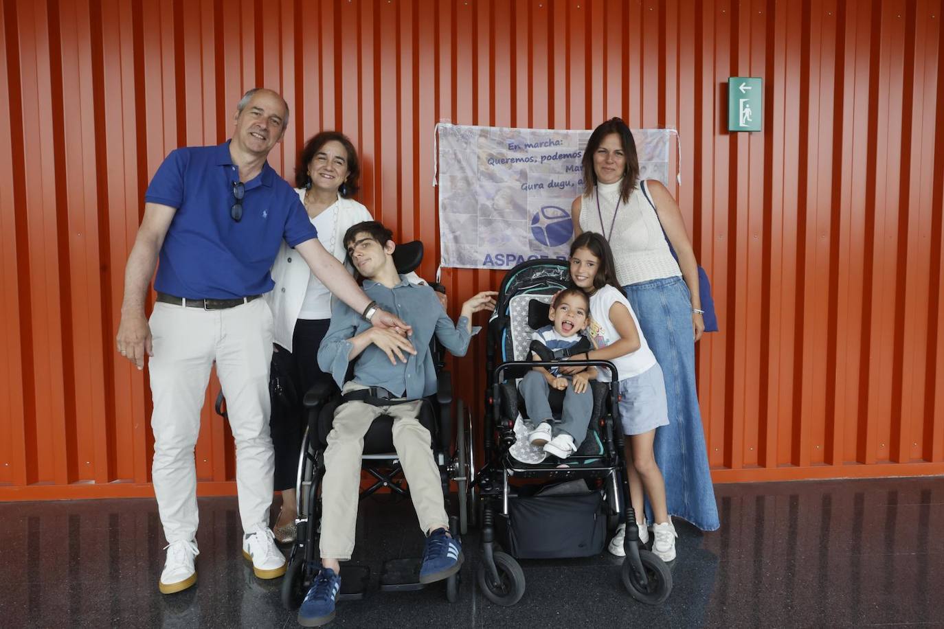 Juan Elexpuru y Mariluz Redondo, padres de Álvaro, estrechan lazos con Nerea Ojeda, madre de Laia y Luka.