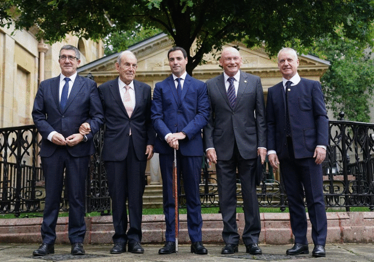 El nuevo lehendakari, Imanol Pradales, ha jurado su cargo este sábado ante el Árbol de Gernika.
