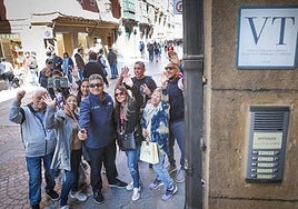 Turistas se hacen un selfie ante un piso turístico.