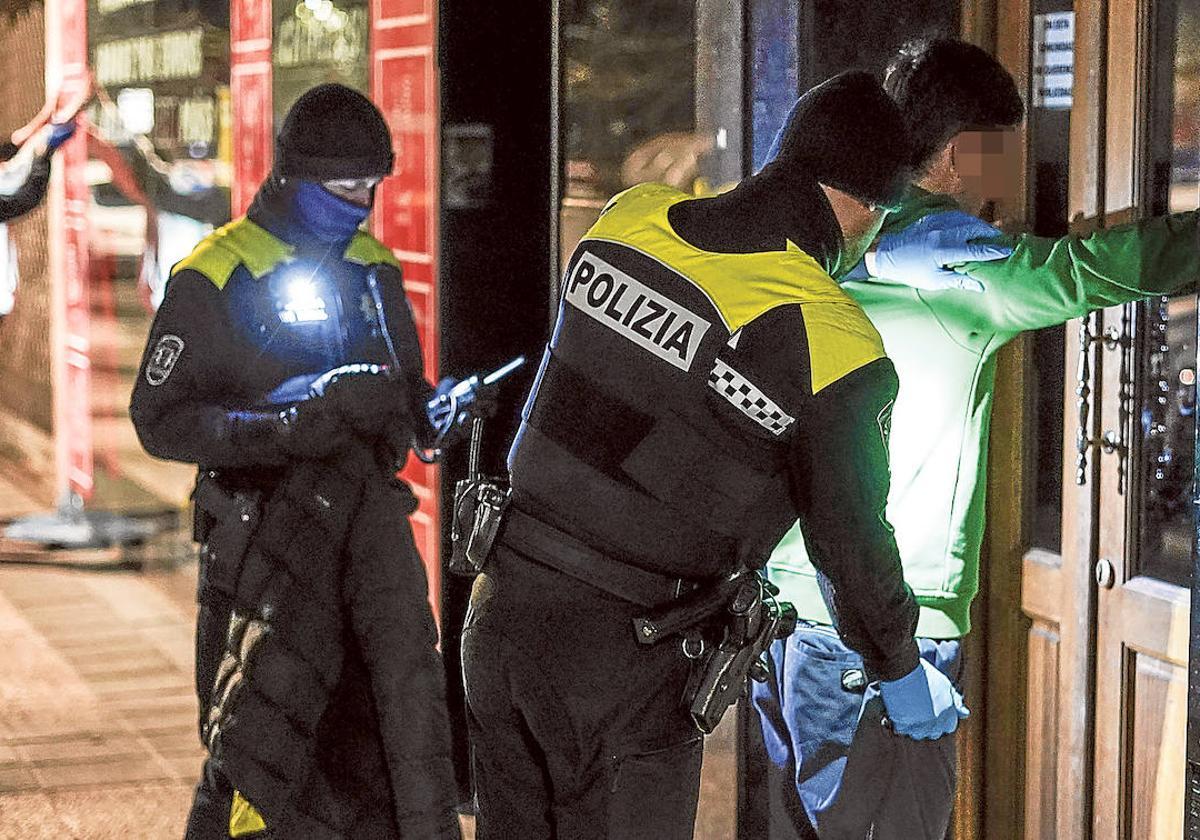 Agentes de la Policía Local en una actuación anterior en Coronación.