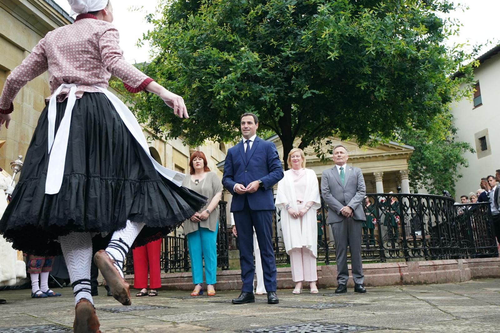 Pradales, durante el aurresku en su honor en Gernika