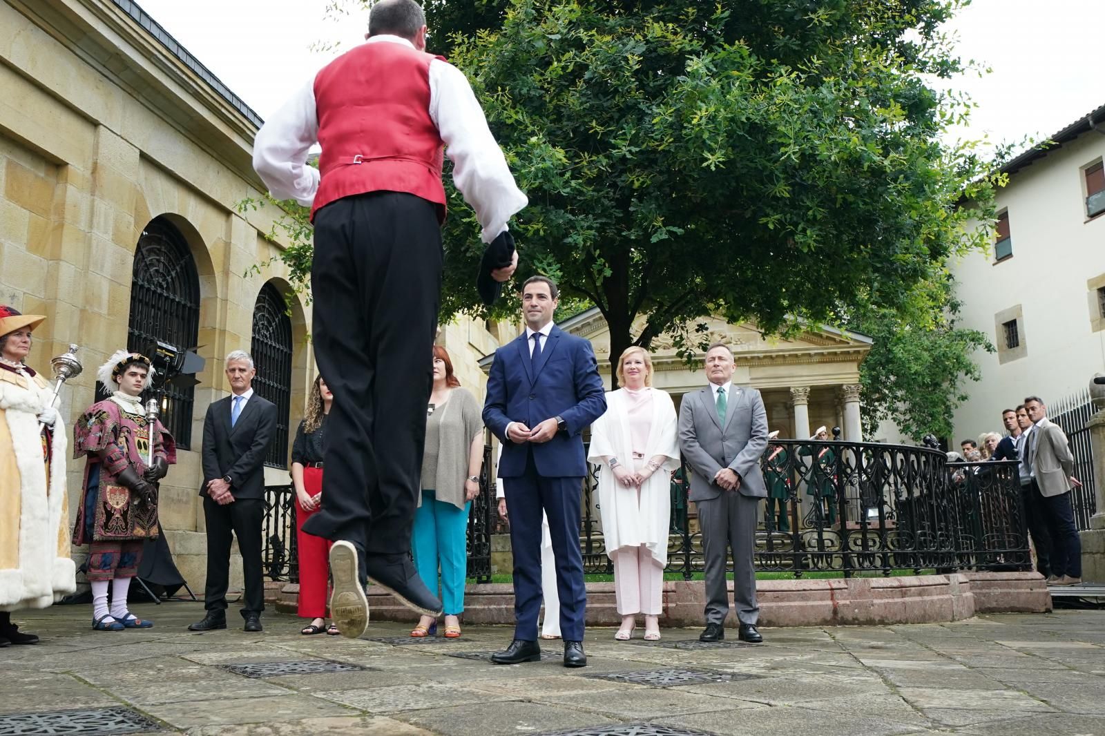 Pradales atiende al aurresku de honor