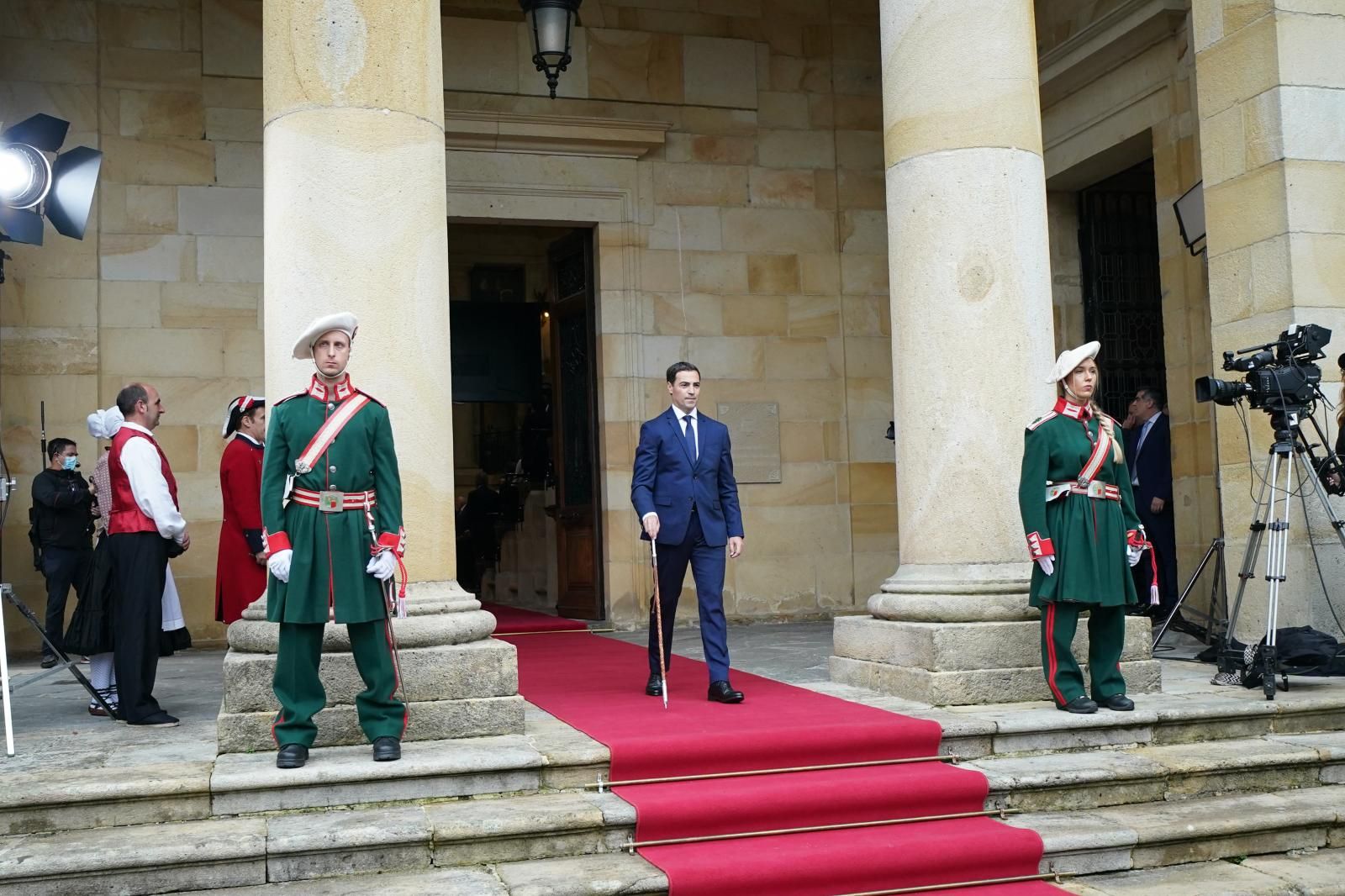 Imanol Pradales, nuevo lehendakari, sale de la Casa de Juntas con la makila