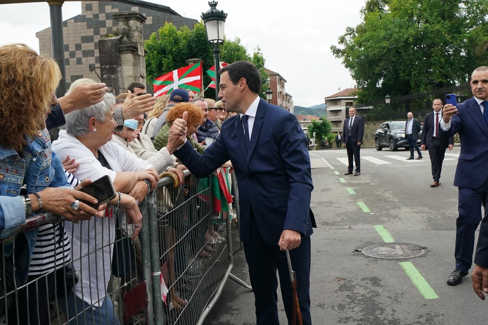 Pradales recibe el saludo del público