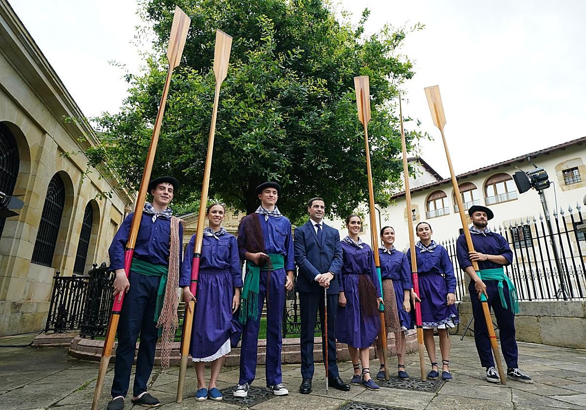 Pradales, con su familia.