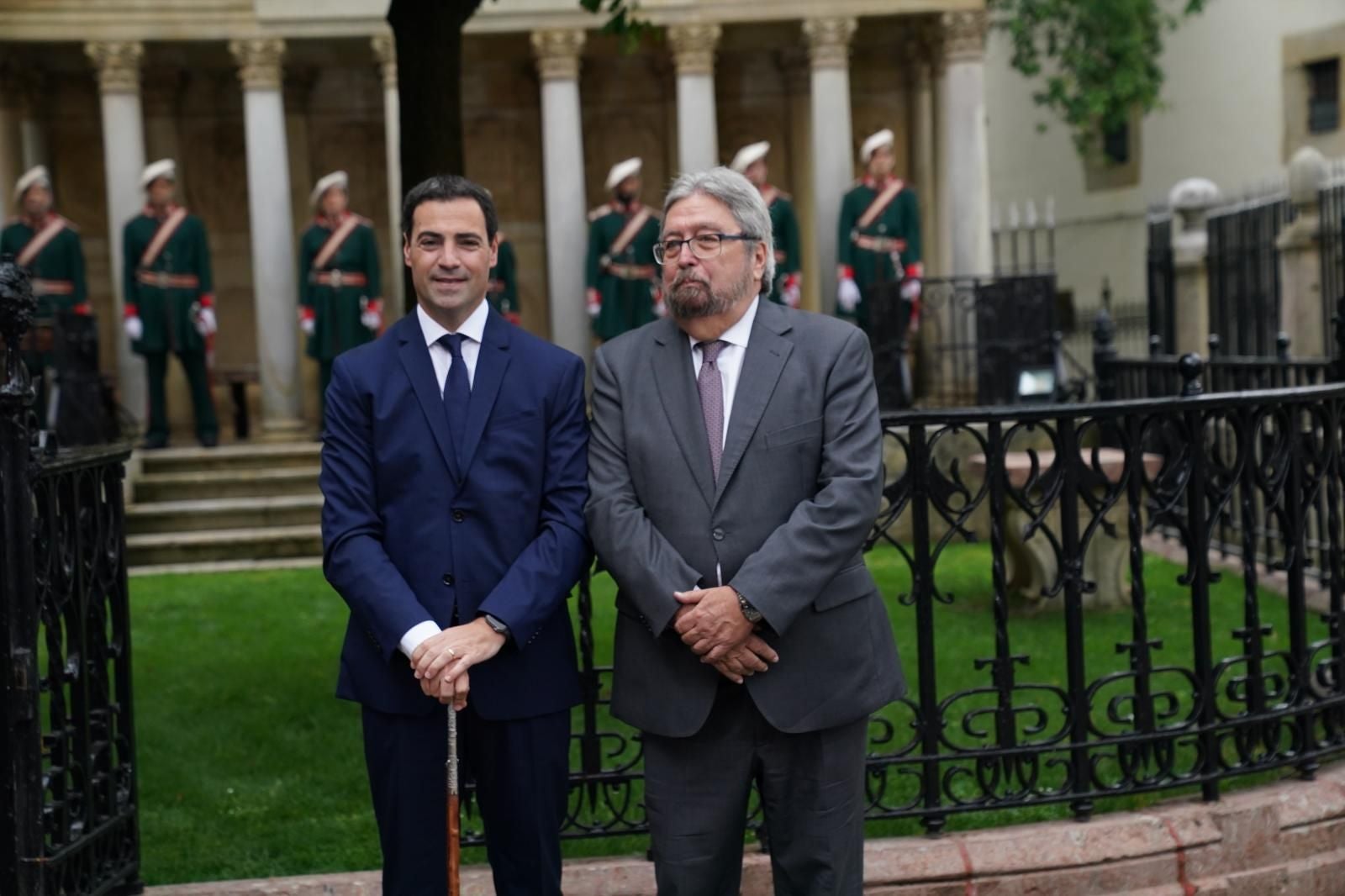 Pradales y Manu Lezertua, Ararteko