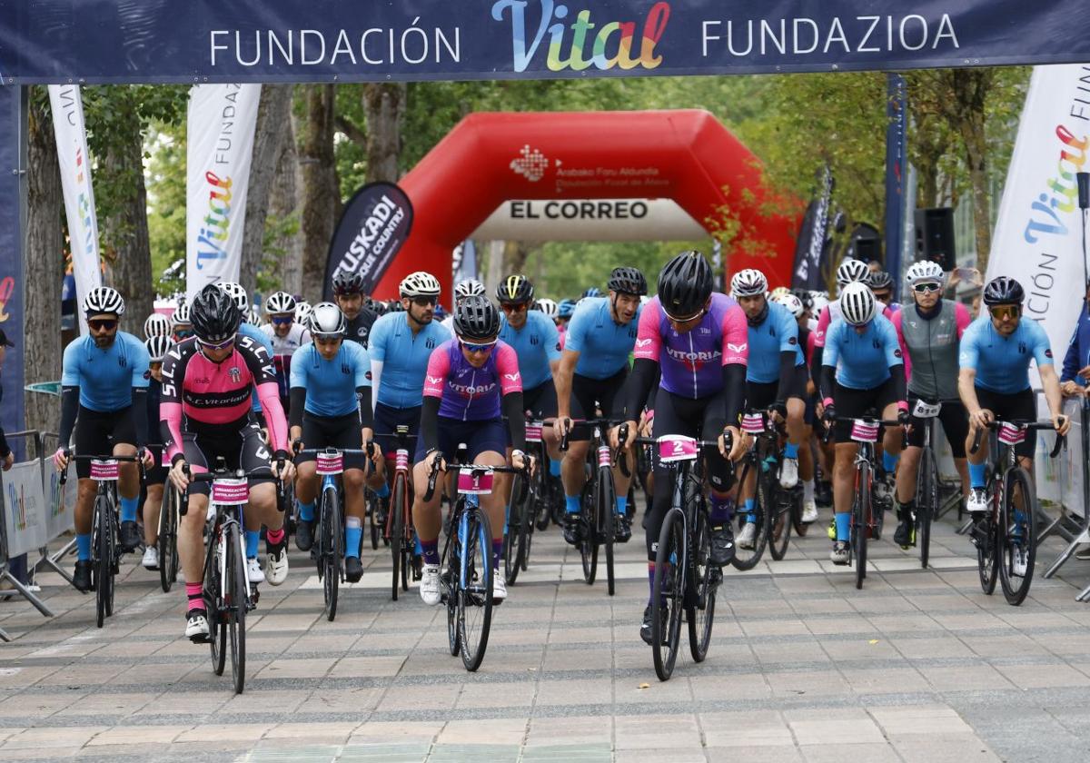 Momento de la salida de la Clásica Cicloturista Vitoria patrocinada por EL CORREO.