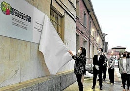 Artolazabal escenificó el traspaso de Prisiones inaugurando una placa en octubre de 2021.