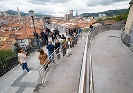 Una rampa y una pasarela completan la accesibilidad a los nuevos ascensores que unen el Casco Viejo y Solokoetxe.