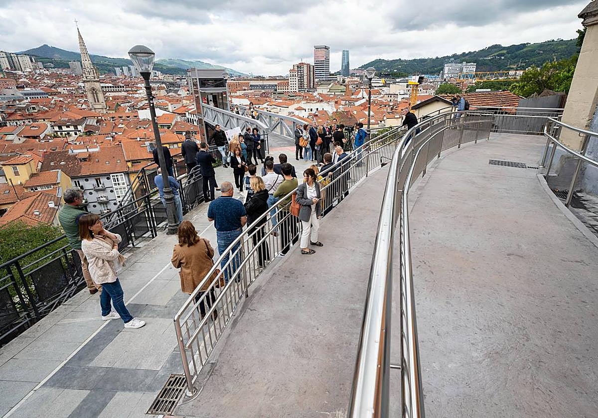 Una rampa y una pasarela completan la accesibilidad a los nuevos ascensores que unen el Casco Viejo y Solokoetxe.