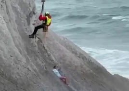 Espectacular rescate de una turista italiana atrapada en los Flysch de Zumaia