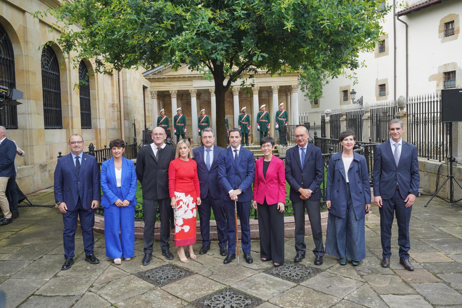 Pradales, entre Aitor Esteban y Estefanía Beltrán de Heredia.