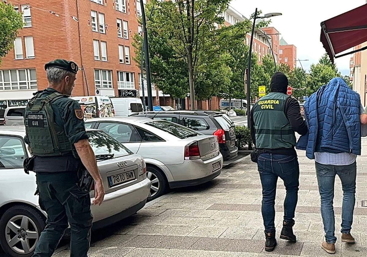 Imagen principal - Ingresan en prisión el ertzaina y otros 9 detenidos en la operación antidroga