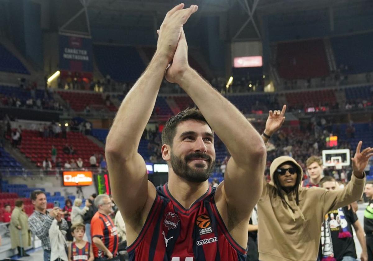 Dani Díez, uno de los jugadores más queridos por la afición, aplaude al Buesa Arena.