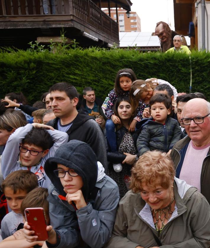 Imagen secundaria 2 - La hoguera en Lakua-Arriaga, junto al Centro Asturiano, se encendió a las nueve de la noche ante una gran expectación y animada por un 'akelarre'.