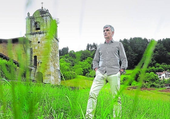 José Luis Mendilibar, que viajará mañana a Lanzarote para seguir sus vacaciones, en una campa junto a la iglesia de Garai, uno de sus lugares preferidos.