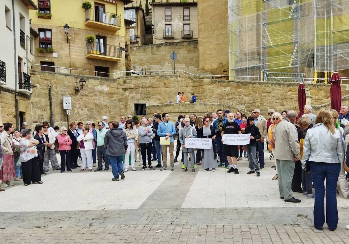 La concentración de este domingo en Labastida pidió que el centro de salud tenga un médico de refuerzo en verano.