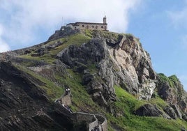 El peregrinaje hasta la ermita tiene lugar durante todo el día, aunque las misas solo se celebran por la mañana.