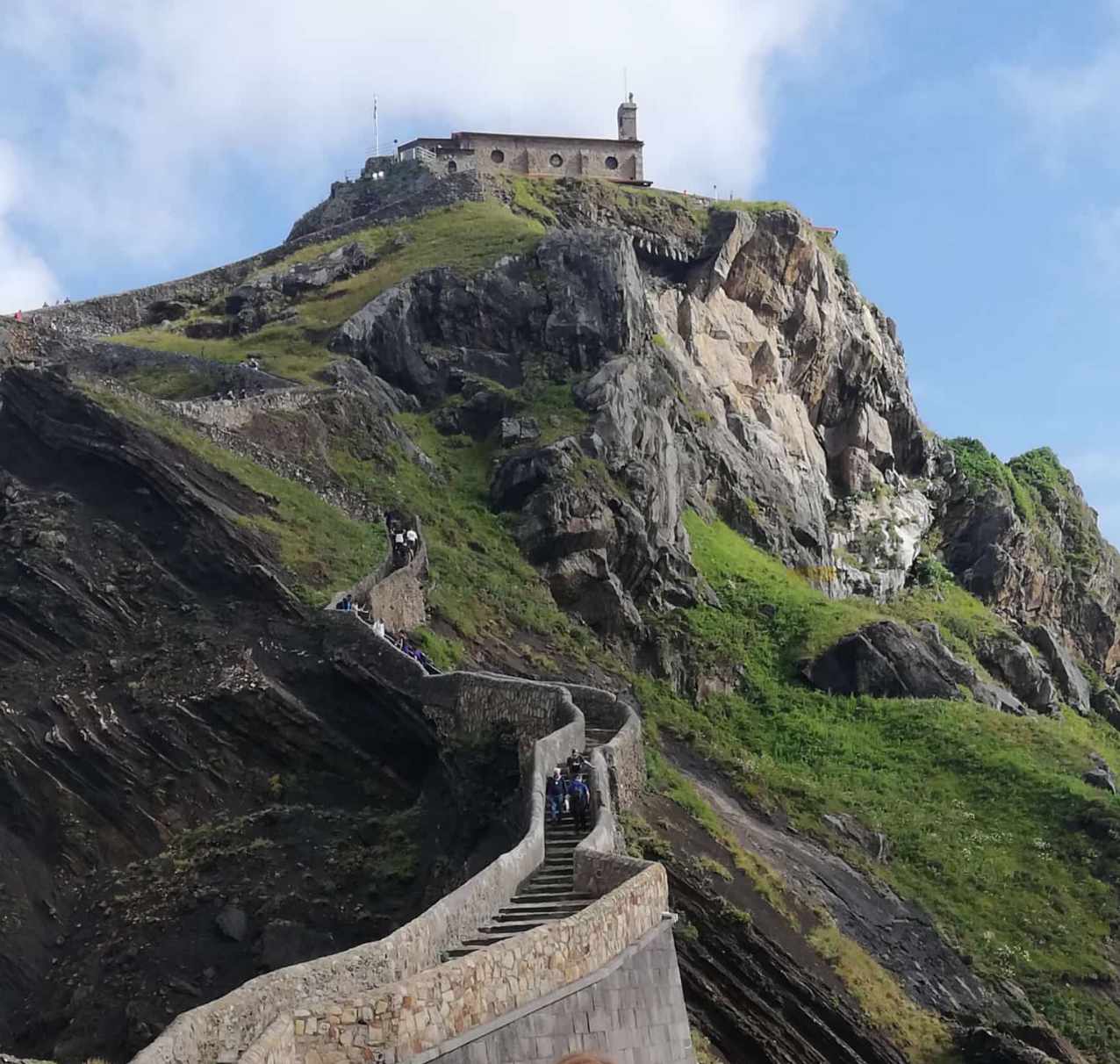 El peregrinaje hasta la ermita tiene lugar durante todo el día, aunque las misas solo se celebran por la mañana.