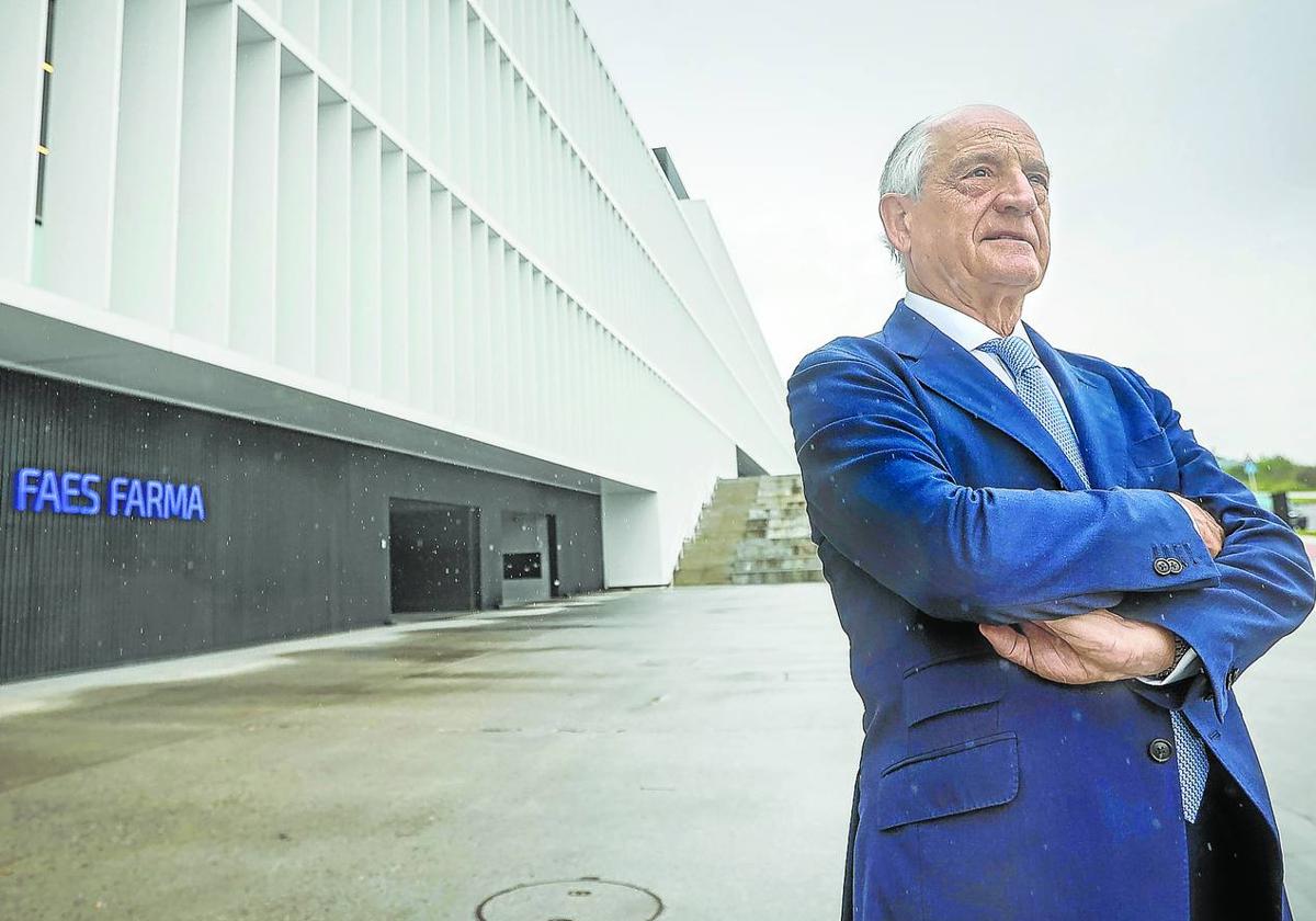 Mariano Ucar, presidente de Faes Farma, posa junto a la fachada de las nuevas instalaciones de la empresa en Derio.