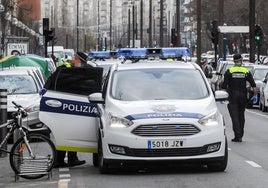 Agentes de la Policía Local de Vitoria, en otra intervención.