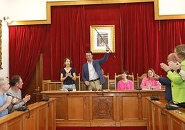 Mikel Torres sostiene su makila ante los aplausos de la Corporación y del público asistente a la despedida del que ha sido alcalde de la villa durante 16 años