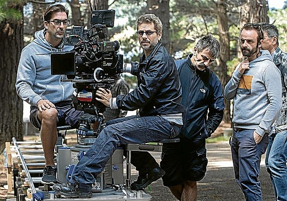 Bajo Ulloa, en el centro, durante la grabación de 'Baby' en el parque de Zabalain de Legutio.