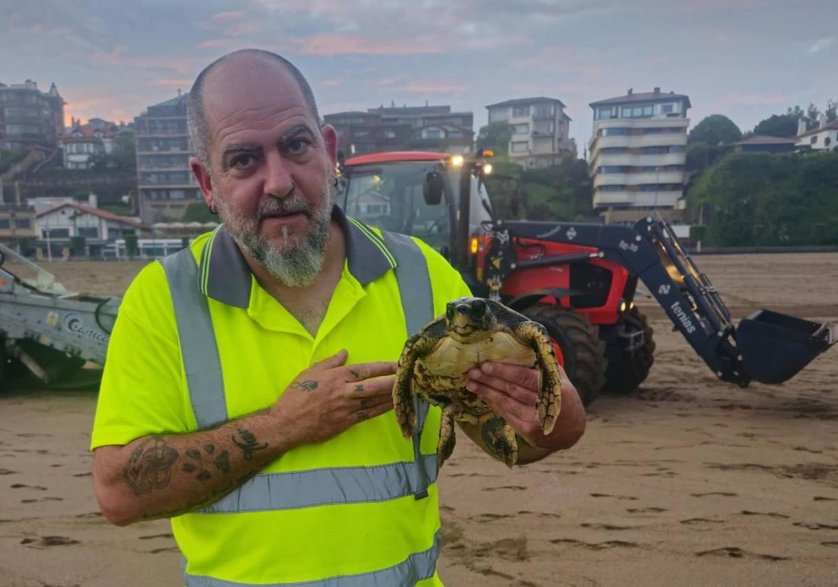 Rubén Urrutxi con la tortuga que ha aparecido a primera hora de la mañana en Ereaga.