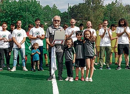 Santi Gaya, fundador de la selección de Basauri, en la celebración del vigésimo aniversario.