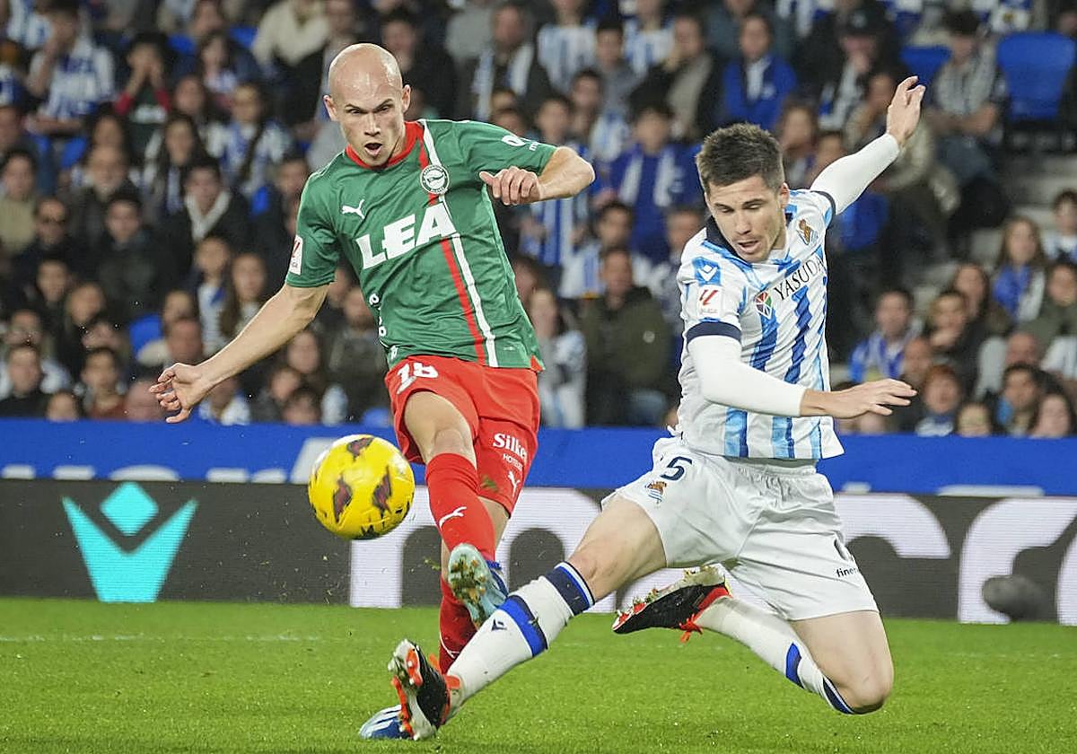 El realista Zubeldia frustra un disparo de Guridi durante el partido disputado en Anoeta.