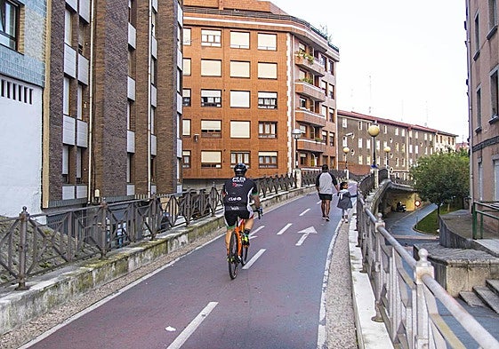 Un ciclista cruza Barakaldo por el bidegorri.