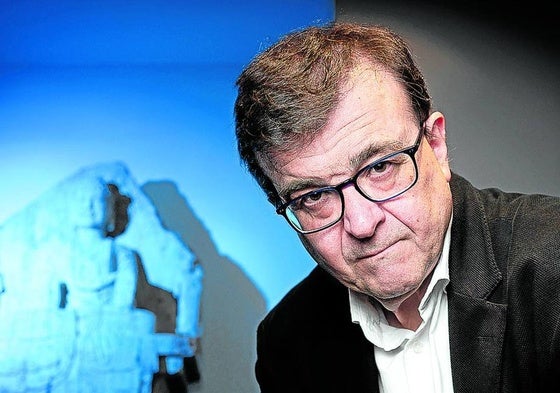 Javier Cercas se define como «ateo, anticlerical y laicista militante» al comienzo del libro.